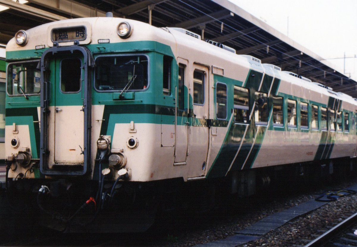 yamimen58's tweet photo. キハ28 2032
JR東日本 新津運転所所属
1994年8月15日 新潟駅

新潟のカーペット車
見たい願いが叶いました✨。
しかも、車内を覗きこんでいたら、何らかの女性係員に「撮るだけなら」と招き入れてもらいました。
カーペットに腹這いになり、走行中のエンジンサウンドを聞いてみたかったなぁ😿 https://t.co/JqQsgjMJU4
