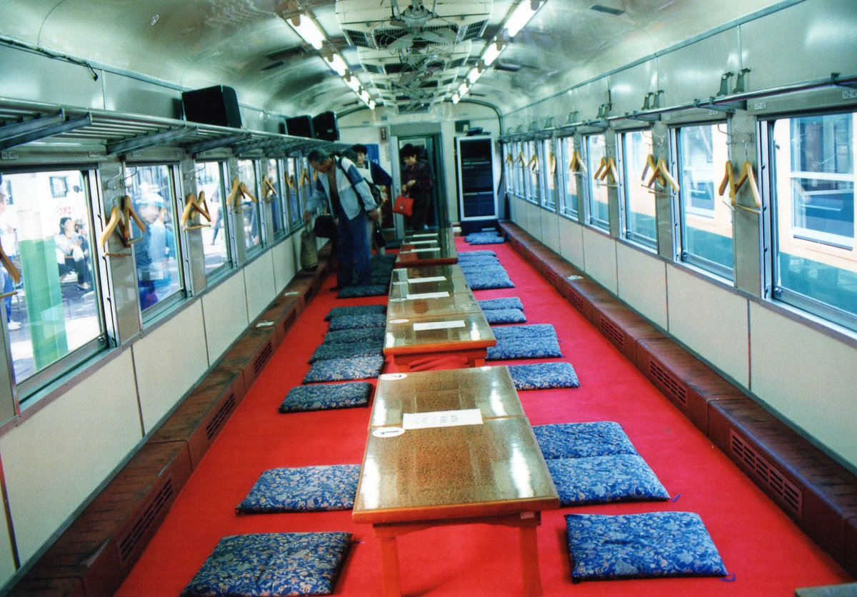yamimen58's tweet photo. キハ28 2032
JR東日本 新津運転所所属
1994年8月15日 新潟駅

新潟のカーペット車
見たい願いが叶いました✨。
しかも、車内を覗きこんでいたら、何らかの女性係員に「撮るだけなら」と招き入れてもらいました。
カーペットに腹這いになり、走行中のエンジンサウンドを聞いてみたかったなぁ😿 https://t.co/JqQsgjMJU4