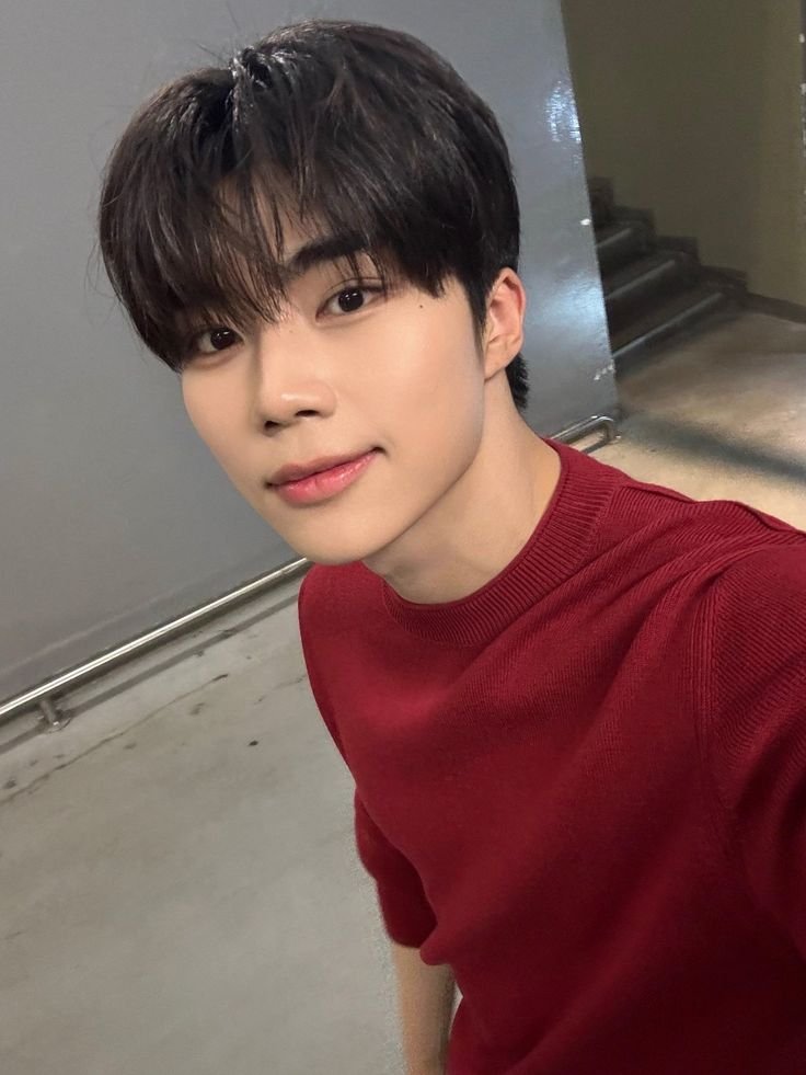 UpdateKBoys's tweet photo. Novos relatos apontam que a fã envolvida na situação do sorteio (a número 10) com o Gunwook (ZEROBASEONE) teria manipulado emocionalmente o artista durante os fansigns de Xangai.

Além disso, durante o evento em outra cidade, a mesma fã tentou repetidamente entregar seu número para ele. Dessa vez, a equipe de segurança interveio, confiscou o papel com o número e o jogou fora (aos 10s no vídeo).

cr. ashiirfairy

#ZEROBASEONE #제베원 #Gunwook #박건욱