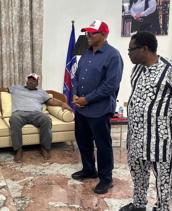Dannymasterp's tweet photo. Wait, I don't understand. Is this man standing here the Peter Obi that some people are campaigning to become Nigeria President 😐😂

See as he stand like an errand boy, a presidential candidate for that matter, person wey no sabi construct ordinary grammar. 

Even if we don't he anybody again in Nigeria. atleast we have Sowere, VDM and even Geh Geh that is more presentable than this man here.