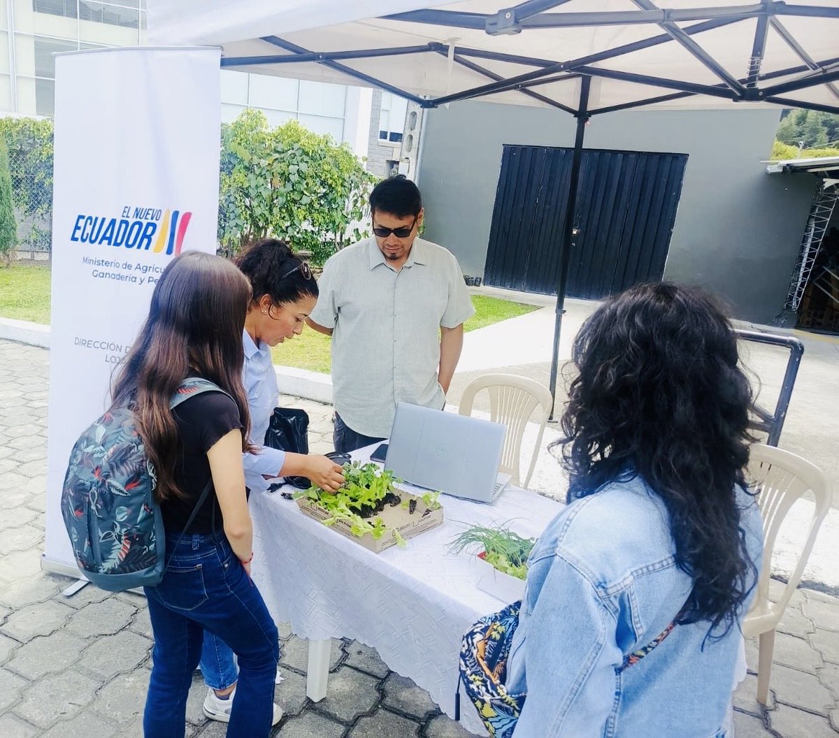 Agricultura_CZ7's tweet photo. #Loja | El Ministerio de Agricultura, Ganadería y Pesca #MAGP, participó en las Brigadas Productivas Gobierno a Tu Lado, desarrolladas en la explanada del Complejo Ferial. Donde se brindó información sobre los programas, proyectos y servicios que ofrece la institución. https://t.co/mrjOGTbeB0