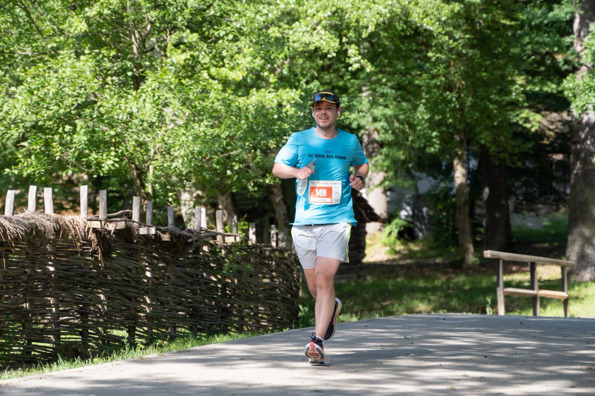 MelinteG's tweet photo. Maratonul Sibiu a fost primul 42.2k la startul caruia m-am prezentat fără un antrenament specific, fără să fiu pregătit să dau 100%. A fost un maraton alergat pentru atmosferă, antrenament, pentru toate asociațiile care au putut fi ajutate. https://t.co/YkPaXg4rgH