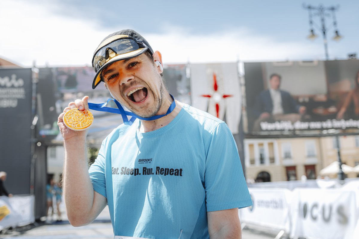 MelinteG's tweet photo. Maratonul Sibiu a fost primul 42.2k la startul caruia m-am prezentat fără un antrenament specific, fără să fiu pregătit să dau 100%. A fost un maraton alergat pentru atmosferă, antrenament, pentru toate asociațiile care au putut fi ajutate. https://t.co/YkPaXg4rgH