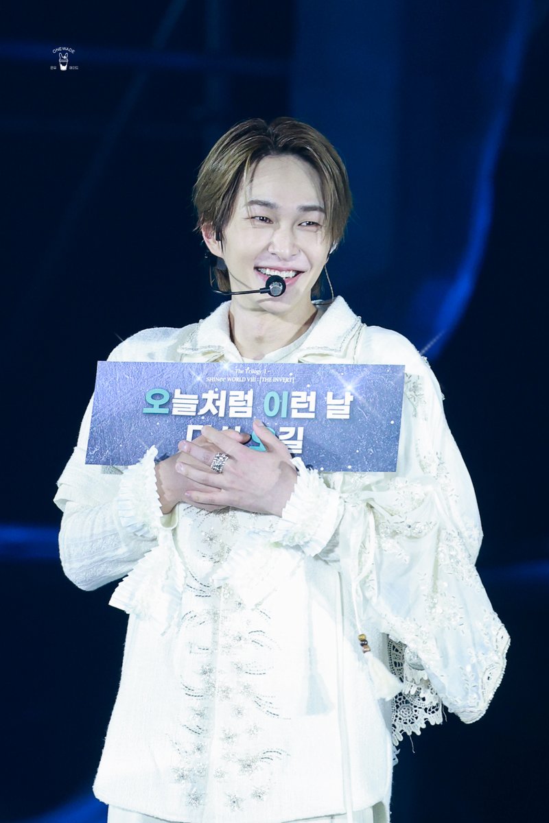 Onewade1214's tweet photo. 260531 
𝑺𝑯𝑰𝑵𝒆𝒆 𝑾𝑶𝑹𝑳𝑫 𝑽𝑰𝑰𝑰 𝑻𝑯𝑬 𝑰𝑵𝑽𝑬𝑹𝑻
오늘처럼 이런 날 다시 오길✨
#온유 #이진기 #ONEW #オンユ #SHINee #샤이니 https://t.co/5j1delXMTk