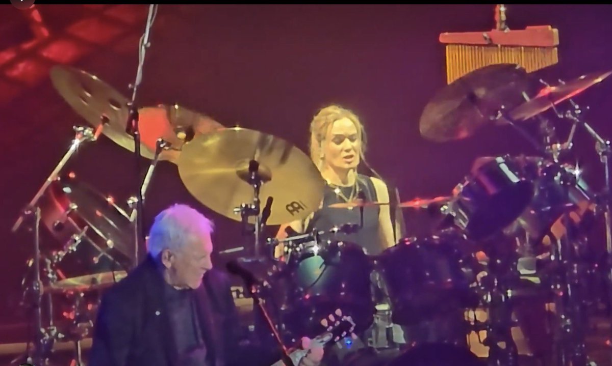 ArkansasInPics's tweet photo. Anika Nilles keeping a set of Neil's sticks by her side #Rush50Something #Rush50SomethingTour #RockOn🎈😎 #RIPNeilPeart @AnikaNilles @lorengold @RushHistory2112 @vivien2112 @HumbleAnthem @TheSphereX https://t.co/cnNYLkn9yh
