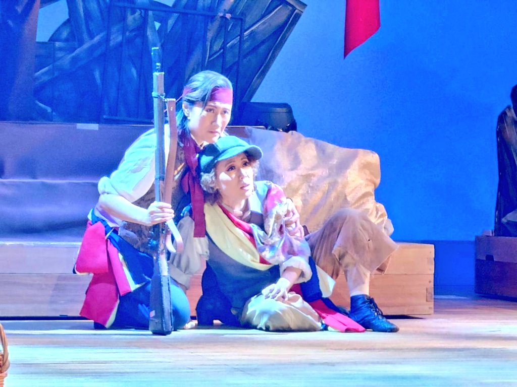 ven_0625's tweet photo. 【🇫🇷レ・ミゼラブル Memories🇫🇷】⑪
ガブローシュとは仲良し。いつも冗談を言い合ったりして、でも『腹減ってねぇか？』とか気にしてました。
エポが倒れたことで『死』をリアルに実感して、ガブを失ってこどもを巻き込んだことの責任を痛感しました。
これはもう、我らは行かねばならないとラストへ。 https://t.co/I1lroP6Rm3