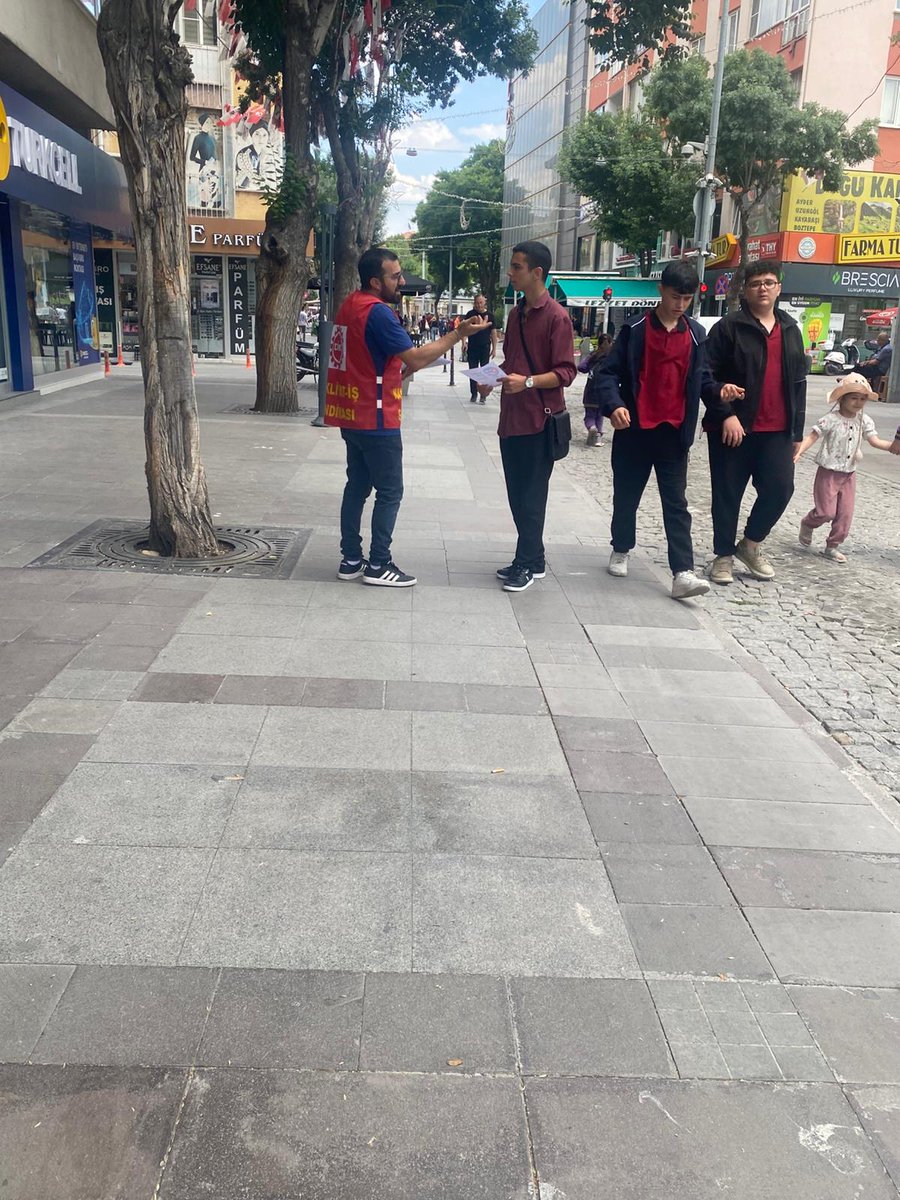 Nakliyatsendika's tweet photo. Küba Halkı ile Dayanışma Kampanyamız Devam Ediyor
Konya'da Gedavet Meydanı'nda İmza Standı Açtık.

ABD emperyalizminin 67 yıldır uyguladığı ekonomik, siyasi, ticari abluka ve tüm saldırılarına rağmen direnen Küba Halkı ve İşçi Sınıfı ile dayanışmak amacıyla, Küba İşçi Merkezi (CTC), Uluslararası İşçi Enstitüsü (IWI) ve Dünya Sendikalar Federasyonu’nun (DSF) Latin Amerika ve Karayipler Bölge Ofisi’nin çağrısıyla başlatılan uluslararası imza kampanyası ülkemizde de sendikamızın da aralarında bulunduğu 16 sendikanın katılımıyla başarıyla sürdürülmektedir.

Küba’ya yönelik emperyalist ablukanın kaldırılması ve Küba Halkı ile dayanışmanın büyütülmesi amacıyla kampanyamız devam etmektedir. 

Başta işçi sınıfımız olmak üzere tüm emekçileri, demokratik kitle örgütlerini ve halkımızı imza standımıza gelerek kampanyaya destek vermeye, Küba Halkı ve İşçi Sınıfı ile dayanışmayı büyütmeye çağırıyoruz.