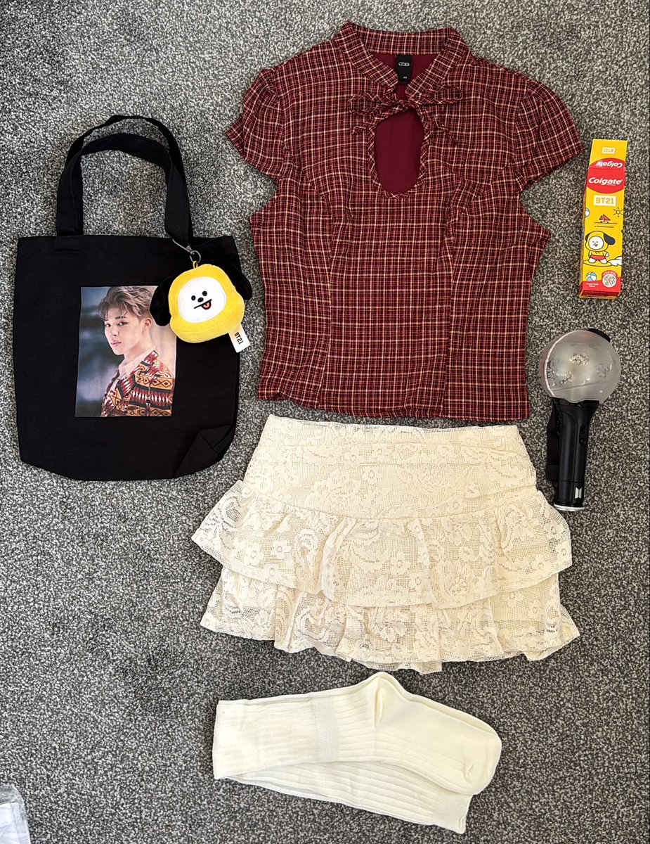 igorjimin's tweet photo. .@report4alicevs The fit featuring the toothpaste and 2018 tote bag. https://t.co/Tv0mSSHbuN