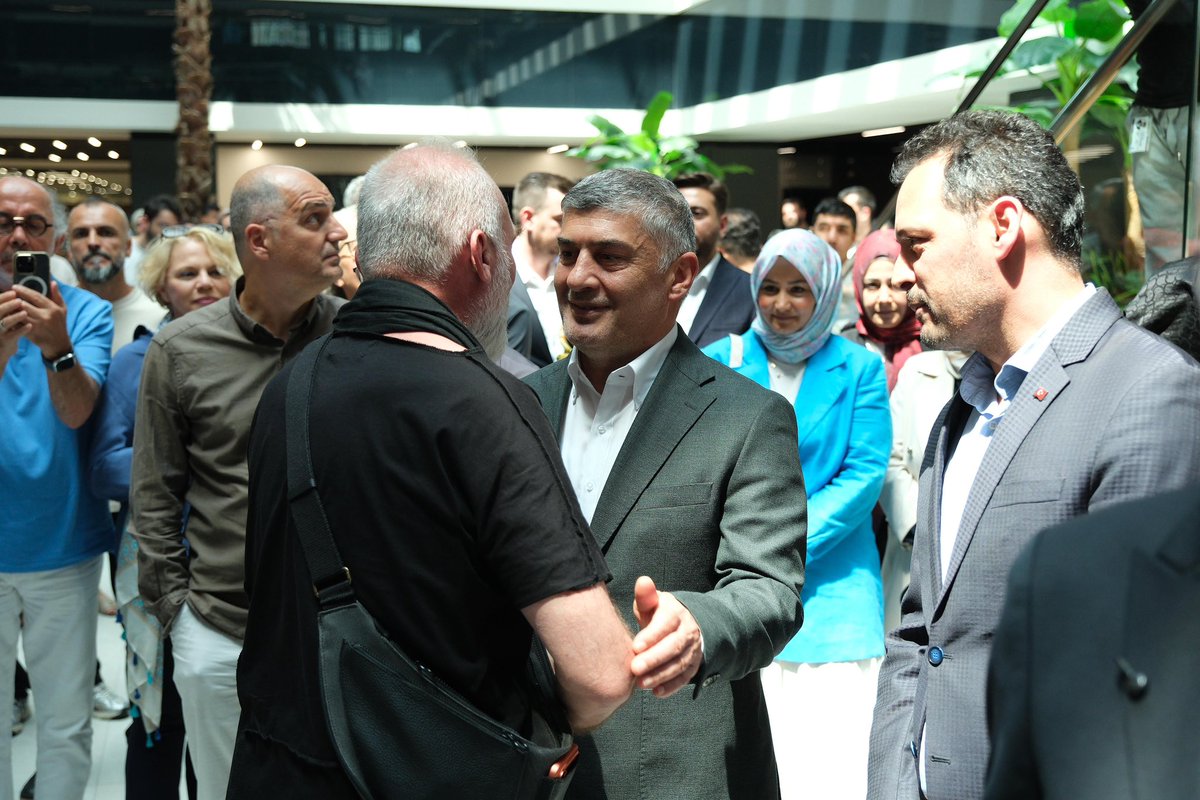 abalin's tweet photo. AK Parti MKYK Üyelerimiz Sn. Mahir Ünal, Sn. Fahri Şahin, İl Bşk Yrd’mız Sn. Yusuf Aslan, Belediye Başkanımız Sn. Yasin Kartoğlu ve Arnavutköy Belediye Başkanımız Sn. Mustafa Candaroğlu’nun katılımlarıyla #Başakşehir Belediyemizin Şehir Sanat Galerisi’nde, sanatçı Engin Uzun’un İslam medeniyetinin üç mukaddes şehri Mekke, Medine ve Kudüs’ü konu alan “Üç Harem” fotoğraf ve dijital sanat sergisinin açılışına katıldık.

Medeniyetimizin izlerini, tarihimizin ruhunu ve mukaddes beldelerimizin manevi iklimini sanatın estetik diliyle buluşturan bu anlamlı sergiye emek veren sanatçımızı ve katkı sunan herkesi tebrik ediyor; tüm komşularımızı sergiyi ziyarete davet ediyorum. @mahirunal @SahinFahri @aslanyus @yasinkartoglu @mcandaroglutr