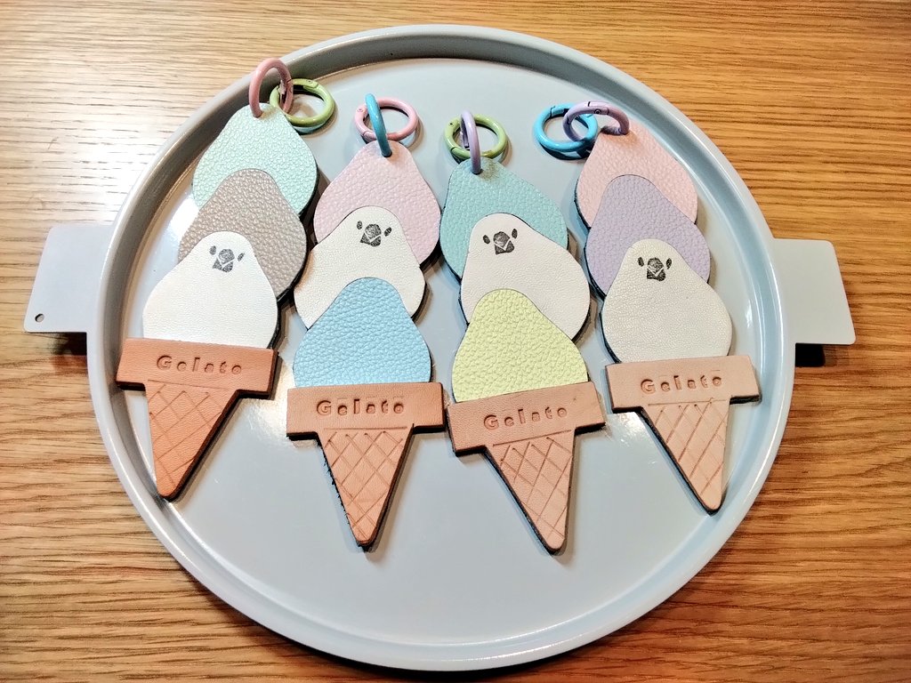 chiyosukebuchi's tweet photo. こんばんは🌜️
今日は、夏になったら使おう〜😙と思って取ってあった綺麗な色の革のアソートを使って色々作っていました。
久々の文鳥ジェラートとバレッタです🙌
昨日のオカンちゃんのラッピングも可愛くできました👍
大阪はうちにしてはカラフルな売り場になりそうです🥳
#鳥フェス大阪 https://t.co/at4LcXYrMb