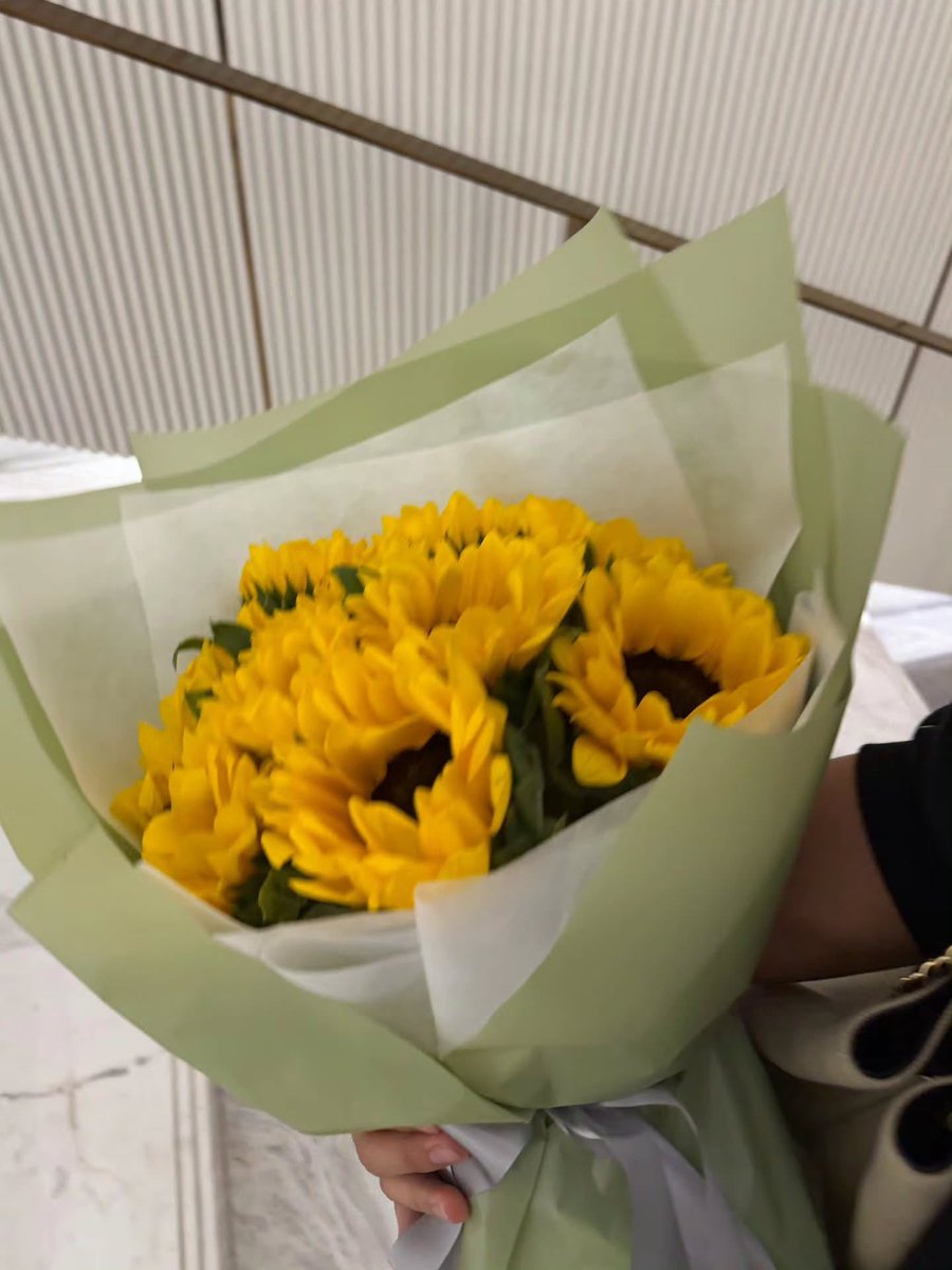 nattagemi's tweet photo. buka ig gem langsung aduh udah punya pacar gue masih mikir MASUK FEEDS AJA UDH GILA TERUS ELU GESER liat selfienya bener2 "mau suprisein cowokku" SEPACARAN ITU DENGAN LAGU ROMANTIS LAGU PALING BUCIN 😭😭😭😭 love you my somgem tuh ADUHHHHH gue rasa itu di cf udh congrats love ❤️ https://t.co/jCb7x1VnRR