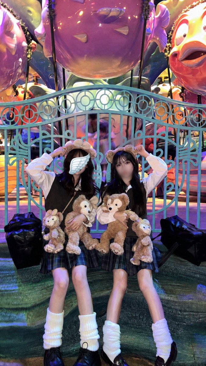 nl2_lv's tweet photo. 親友と念願の制服ディズニーしてきた🩵
ディズニー可愛いjk沢山いてすれ違う度に悲しくなった爆笑爆笑爆笑爆笑
頑張って垢抜けます🍀*゜ https://t.co/e4jQ1vavE9