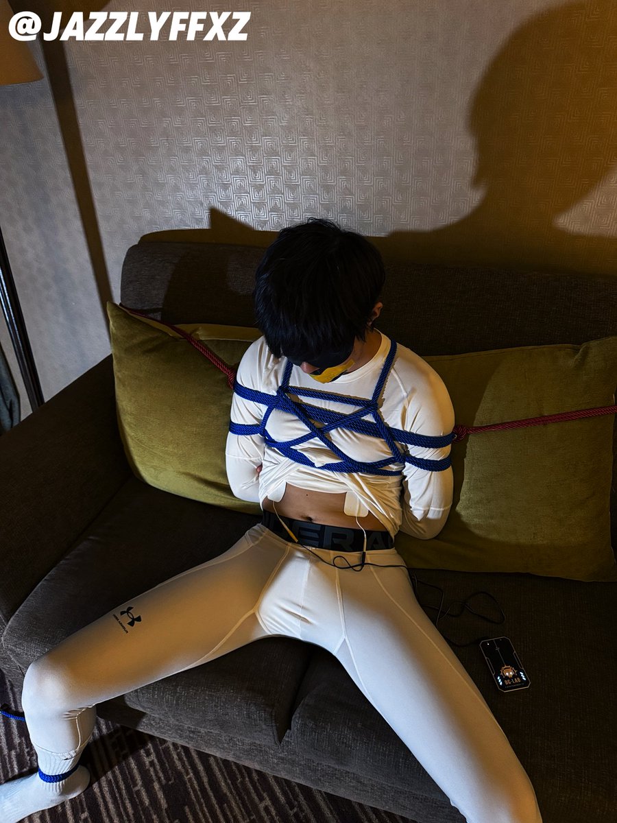 JazzLyffxZ's tweet photo. #泽s #捆绑 #高弹 #绑架剧情 #白袜 

视频预告：
健完身的男大正是好玩的时候
给圆桌上喝一半的可乐加点料
然后就是狩猎者的享受时刻了
🪢：@JazzLyffxZ 
🤍：@Linderisk https://t.co/hE6ugEXBTG