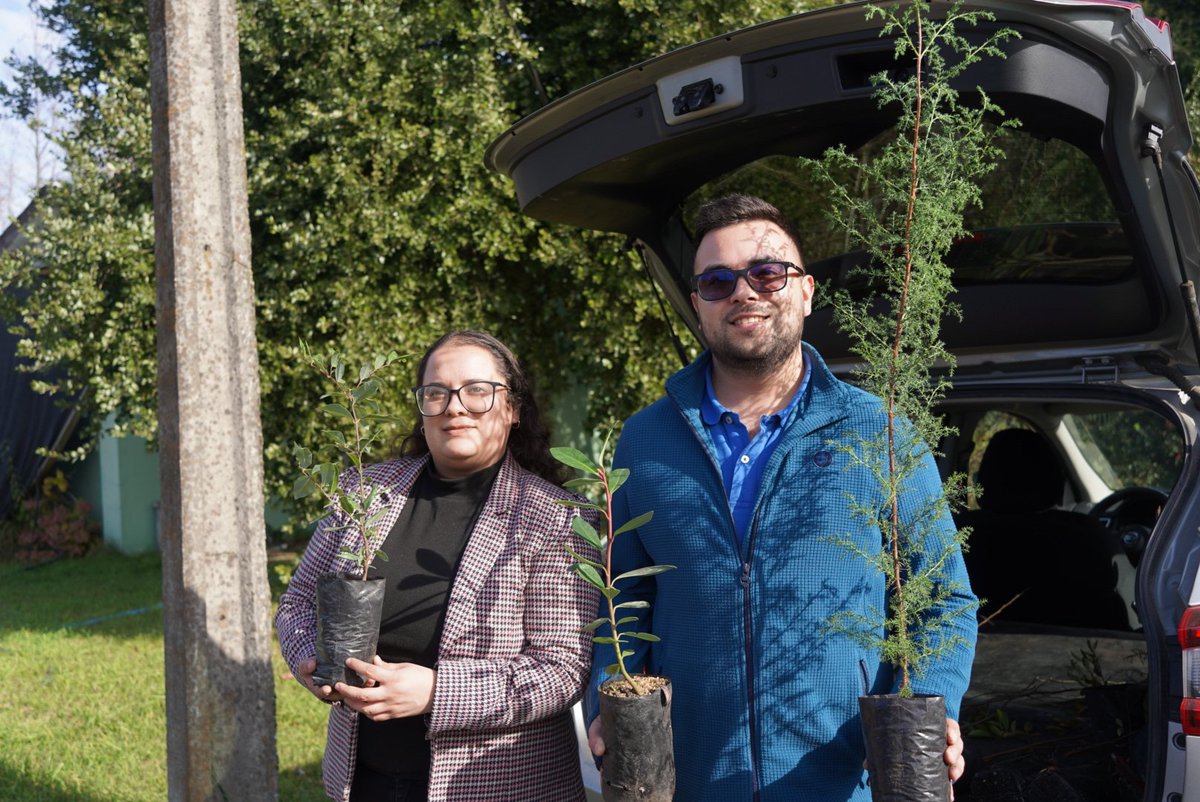 conaf_nuble's tweet photo. #Ñuble | 🌳 Más de 15 mil árboles llegarán este año a vecinos y comunidades de la región, gracias al Programa de Arborización de CONAF.
Ya se han distribuido 9.937, lo que representa un avance de 66,3%, aportando a una mejor calidad de vida y a la mitigación del cambio climático https://t.co/s8BRTeemyY