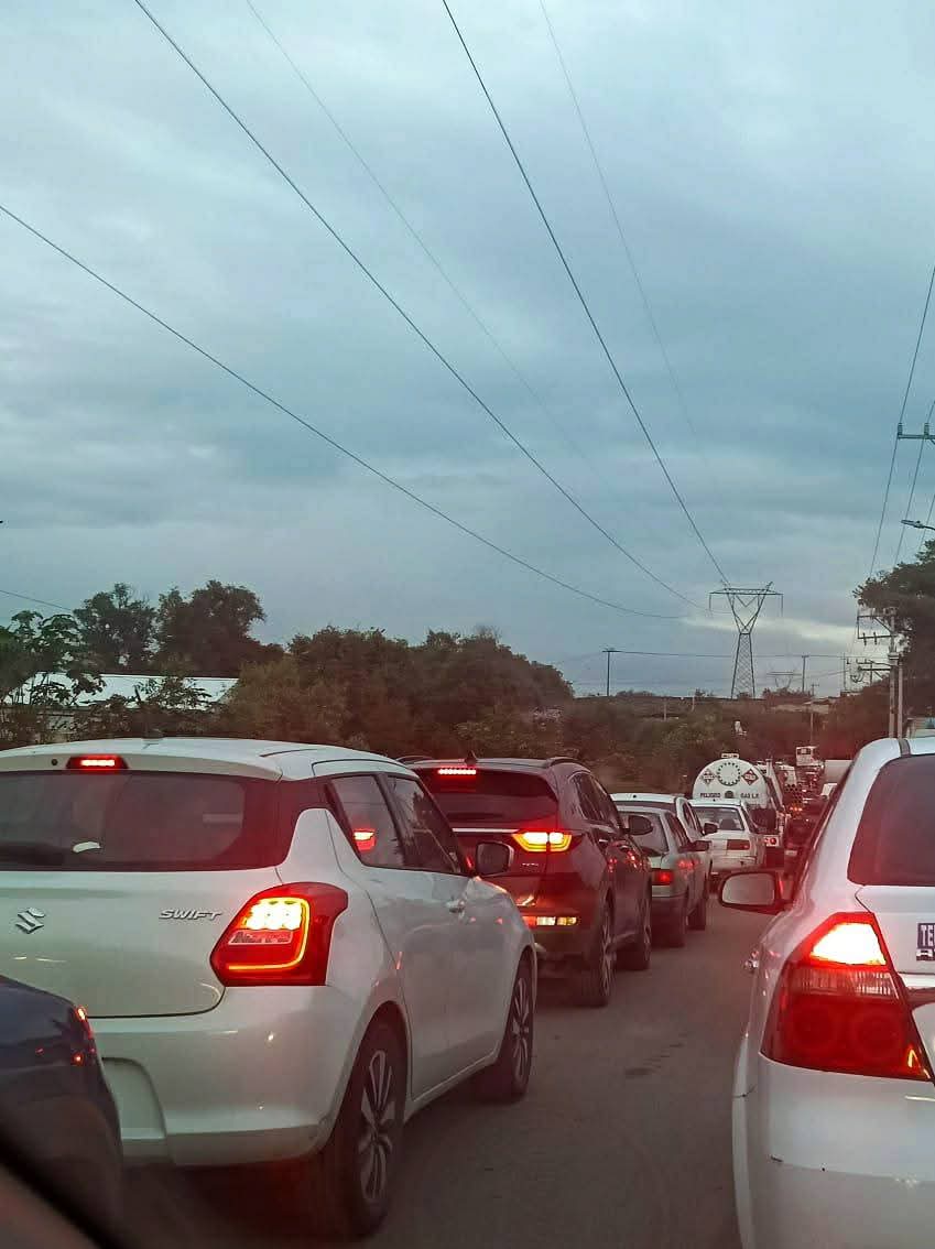 PuntoMedioEdo's tweet photo. ⛈🚨⚠️ ¡Sal con tiempo!
Nuevamente #encharcamientos y enormes #baches complican el tránsito para salir de #Tepojaco y #LomasDeCuautitlán.
Las vialidades en Cuautitlán #Izcalli vuelven a estar #intransitables y con afectaciones que están causando #daños a los vehículos. https://t.co/C5SwfvFE59