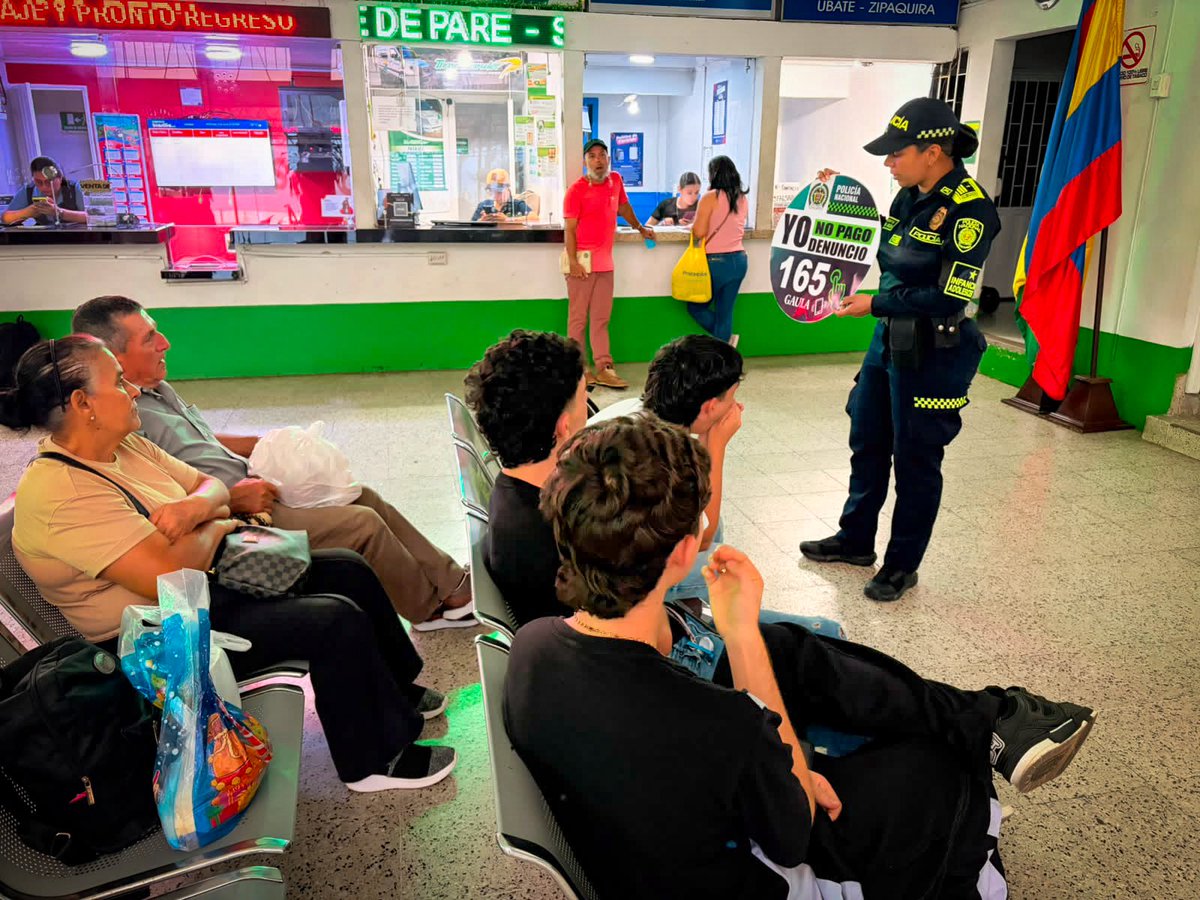 PoliciaStander's tweet photo. 🚔🛡️ En #ElSocorro, la Policía Nacional continúa fortaleciendo las campañas de prevención contra la extorsión y el secuestro, orientando a la ciudadanía para que no caiga en manos de los delincuentes.
📞 Recuerde: ¡Yo no pago, yo denuncio! Línea gratuita 165. 🤝🇨🇴 #DiosYPatria https://t.co/BdfKRl32DW
