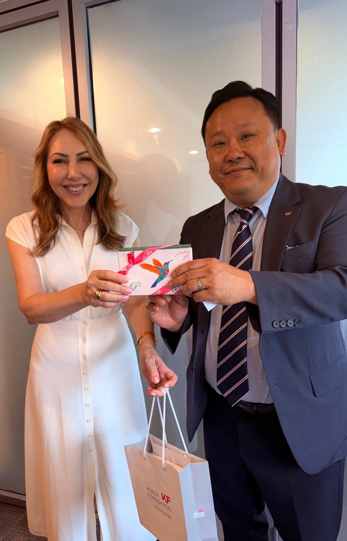 ValeTVCanal5's tweet photo. #Seúl #Cooperación #FundaciónKorea 🇻🇪🤝🇰🇷
#VALETV fortalece alianzas estratégicas con @KoreaFoundation
En un encuentro de alto nivel orientado a la cooperación e intercambio cultural, económico y periodístico, nuestra directora María Eugenia Mosquera (@memosquera), junto a una delegación de directores de medios internacionales, sostuvieron una reunión con el Sr. Kim Younguk, vicepresidente de la Korea Foundation (KF)
Este diálogo se desarrolló en el marco del prestigioso "Invitation Program", una iniciativa de la fundación y el Gobierno de ese país.
El encuentro permitió abordar vías para estrechar lazos entre instituciones mediáticas globales y fomentar el intercambio de contenidos y experiencias de vanguardia.