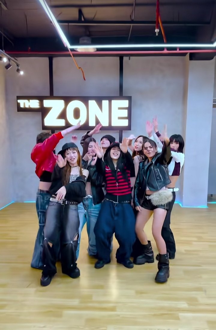 stell_hvnlyvc's tweet photo. what's going on? bakit andaming artists pumupunta sa 1Z? Don't tell me they went there just to have tiktok dance collab with Xonara? What are you all cookin up wanzi??👀 https://t.co/c4FAURjScM
