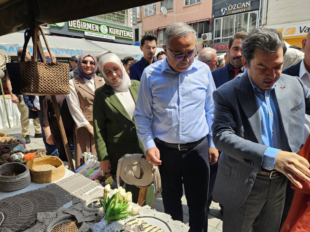 SKochisarakkad's tweet photo. İlçe Başkanımız Sn. Levent SARIKAYA, Yönetim Kurulu Üyelerimiz Kadın Kolları Başkanımız Sn
Aysun PEKMEZCİ,Gençlik Kolları Başkanımız Deniz Ali MUTLU ile birlikte Halk Eğitim Merkezi Müdürlüğünce hazırlanan "Hayat Boyu Öğrenme Haftası Yıl Sonu" Sergisini ziyaret ettiler.. https://t.co/qcLNKaF3XI