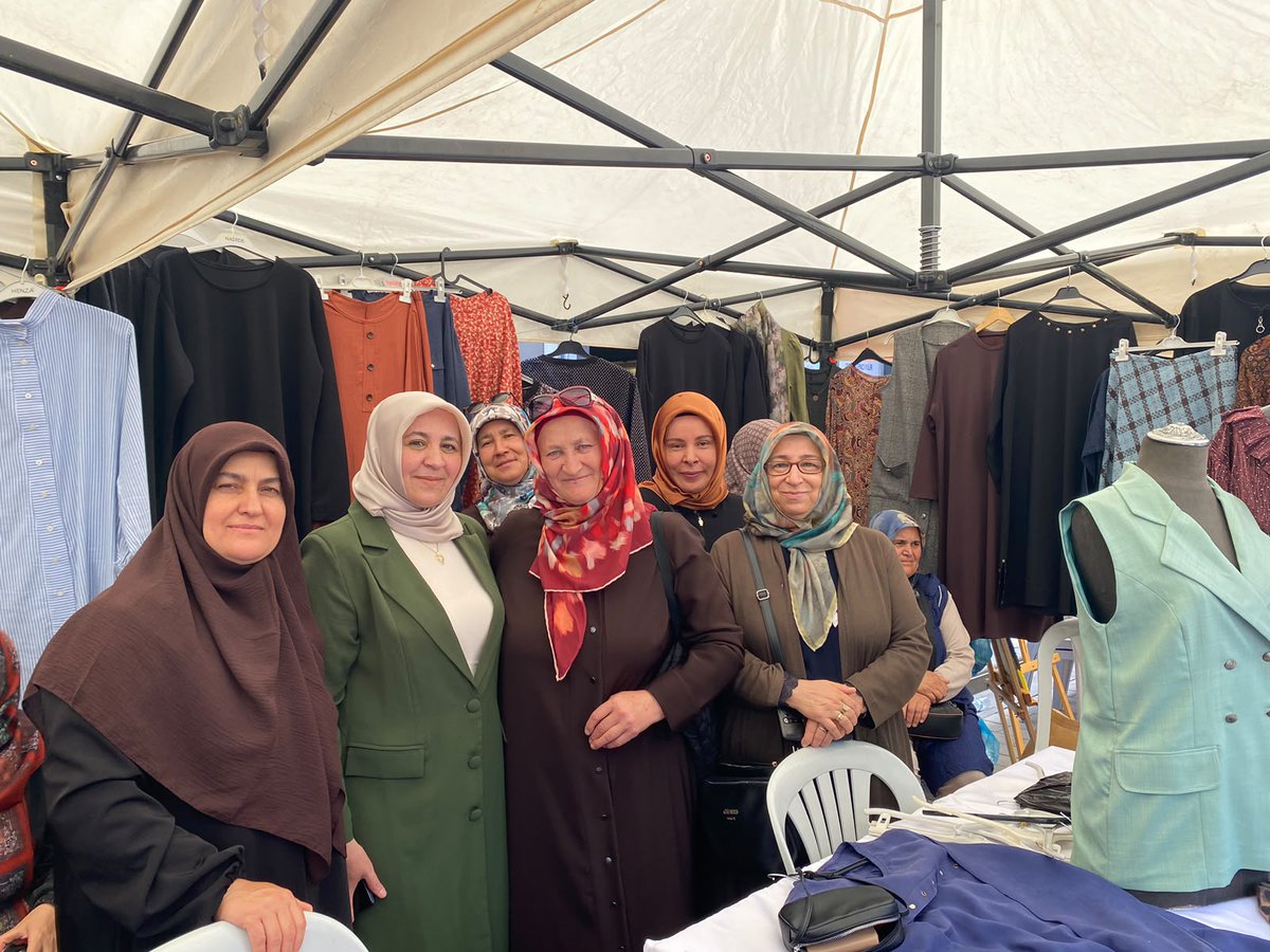 SKochisarakkad's tweet photo. İlçe Başkanımız Sn. Levent SARIKAYA, Yönetim Kurulu Üyelerimiz Kadın Kolları Başkanımız Sn
Aysun PEKMEZCİ,Gençlik Kolları Başkanımız Deniz Ali MUTLU ile birlikte Halk Eğitim Merkezi Müdürlüğünce hazırlanan "Hayat Boyu Öğrenme Haftası Yıl Sonu" Sergisini ziyaret ettiler.. https://t.co/qcLNKaF3XI