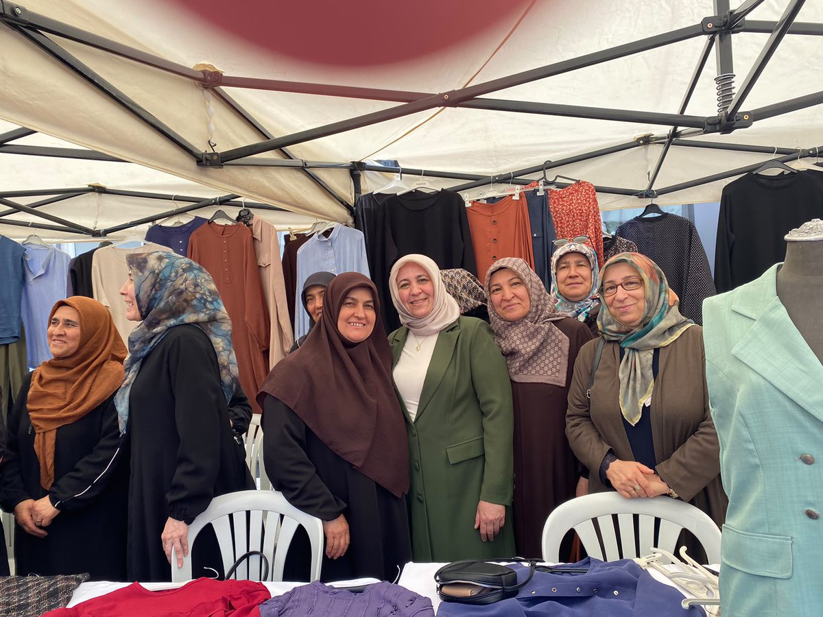 SKochisarakkad's tweet photo. İlçe Başkanımız Sn. Levent SARIKAYA, Yönetim Kurulu Üyelerimiz Kadın Kolları Başkanımız Sn
Aysun PEKMEZCİ,Gençlik Kolları Başkanımız Deniz Ali MUTLU ile birlikte Halk Eğitim Merkezi Müdürlüğünce hazırlanan "Hayat Boyu Öğrenme Haftası Yıl Sonu" Sergisini ziyaret ettiler.. https://t.co/qcLNKaF3XI