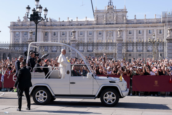 PaperAmericano's tweet photo. Pope Leo XIV at the Santiago Bernabeu Stadium! https://t.co/r7TYmP9aBx via @americanonj https://t.co/aOYIo7fND9