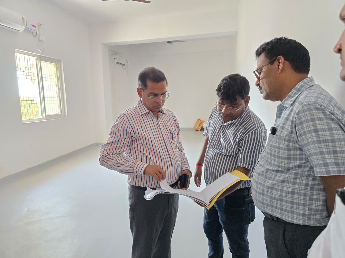 CDOMAU's tweet photo. आज मुहम्मदाबाद गोहना में नवनिर्मित राजकीय औद्योगिक प्रशिक्षण संस्थान में निर्मित भवन के हस्तांतरण हेतु निरीक्षण कर कार्यदायी संस्था के अधिकारियों को पाई गयी कमियों को ठीक कराने हेतु आवश्यक निर्देश दिए गए।
@UPGovt @CMOfficeUP https://t.co/0LsXybtdXg