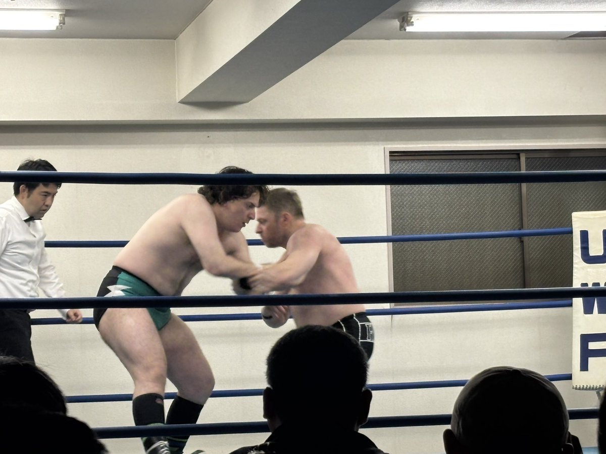 omenmen's tweet photo. 第二試合は藤原ライオンVSサンダー・メレンデス。青い目のサムライとコールされる藤原ライオン。藤原は組長からだそう。サンダー・メレンデスは往年のガイジンレスラーのような佇まいで最近こういうレスラーあんまいないよなぁと。シュートレスリング＋ラフファイトみたいな感じでとても見応えあった。 https://t.co/du0YcAds9i