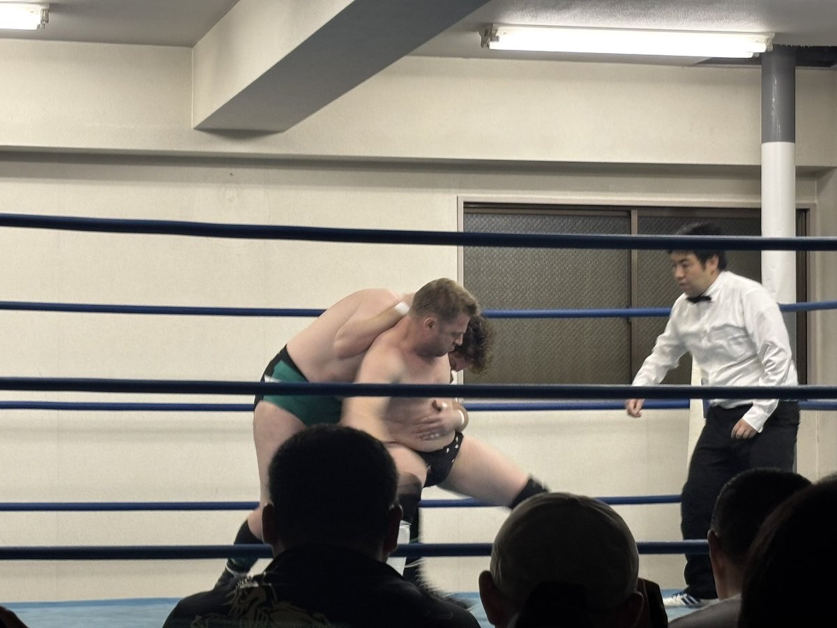 omenmen's tweet photo. 第二試合は藤原ライオンVSサンダー・メレンデス。青い目のサムライとコールされる藤原ライオン。藤原は組長からだそう。サンダー・メレンデスは往年のガイジンレスラーのような佇まいで最近こういうレスラーあんまいないよなぁと。シュートレスリング＋ラフファイトみたいな感じでとても見応えあった。 https://t.co/du0YcAds9i