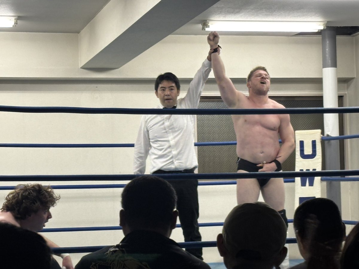 omenmen's tweet photo. 第二試合は藤原ライオンVSサンダー・メレンデス。青い目のサムライとコールされる藤原ライオン。藤原は組長からだそう。サンダー・メレンデスは往年のガイジンレスラーのような佇まいで最近こういうレスラーあんまいないよなぁと。シュートレスリング＋ラフファイトみたいな感じでとても見応えあった。 https://t.co/du0YcAds9i