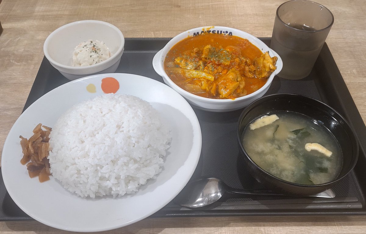 calm_pae's tweet photo. 「ごろチキ」に惹かれて松屋のネオトマトごろごろチキンカレー(特盛)+クーポンでポテサラ。バタチキ風というかココナッツミルク(と玉ねぎ)の甘さとトマトの酸味が効いた(この辺がネオトマト？)カレーに大きな鶏肉がてんこ盛りで、これだけでも美味しいし、ご飯と一緒もいける。ご馳走様でした。
#松屋 https://t.co/k1CTGAcmDr