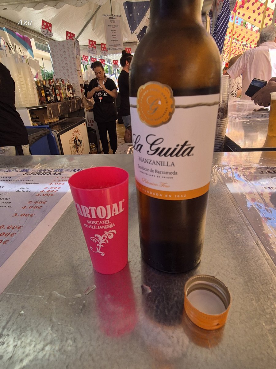 jesusSCruna's tweet photo. No en chupito, solo botella, un problemón!!!!! https://t.co/UFsv1muWUr