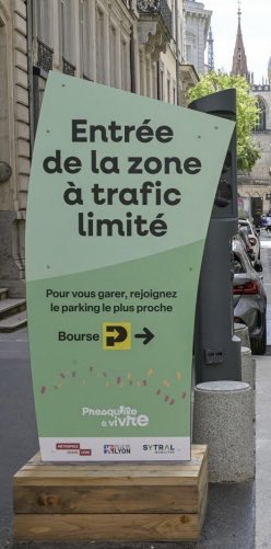 fermelaporte1's tweet photo. @vlungenstrass La Métropole a déjà commencé à détricoter la Presqu’île apaisée : signalisation supprimée, bornes abaissées, retour progressif des voitures. Les habitants et les piétons en paient déjà le prix. https://t.co/1Q1VMWtalB