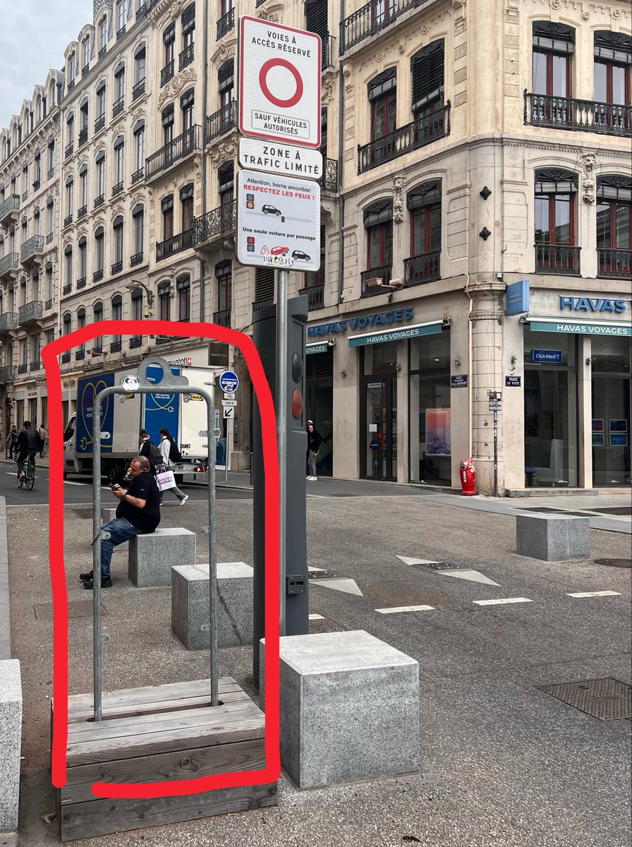 fermelaporte1's tweet photo. @vlungenstrass La Métropole a déjà commencé à détricoter la Presqu’île apaisée : signalisation supprimée, bornes abaissées, retour progressif des voitures. Les habitants et les piétons en paient déjà le prix. https://t.co/1Q1VMWtalB