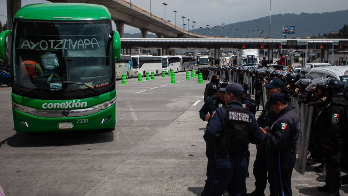 DeUltimoM's tweet photo. Padres y madres de los 43 normalistas desaparecidos de Ayotzinapa realizarán una nueva protesta hoy en la Ciudad de México. https://t.co/bK7Cn2K3I5