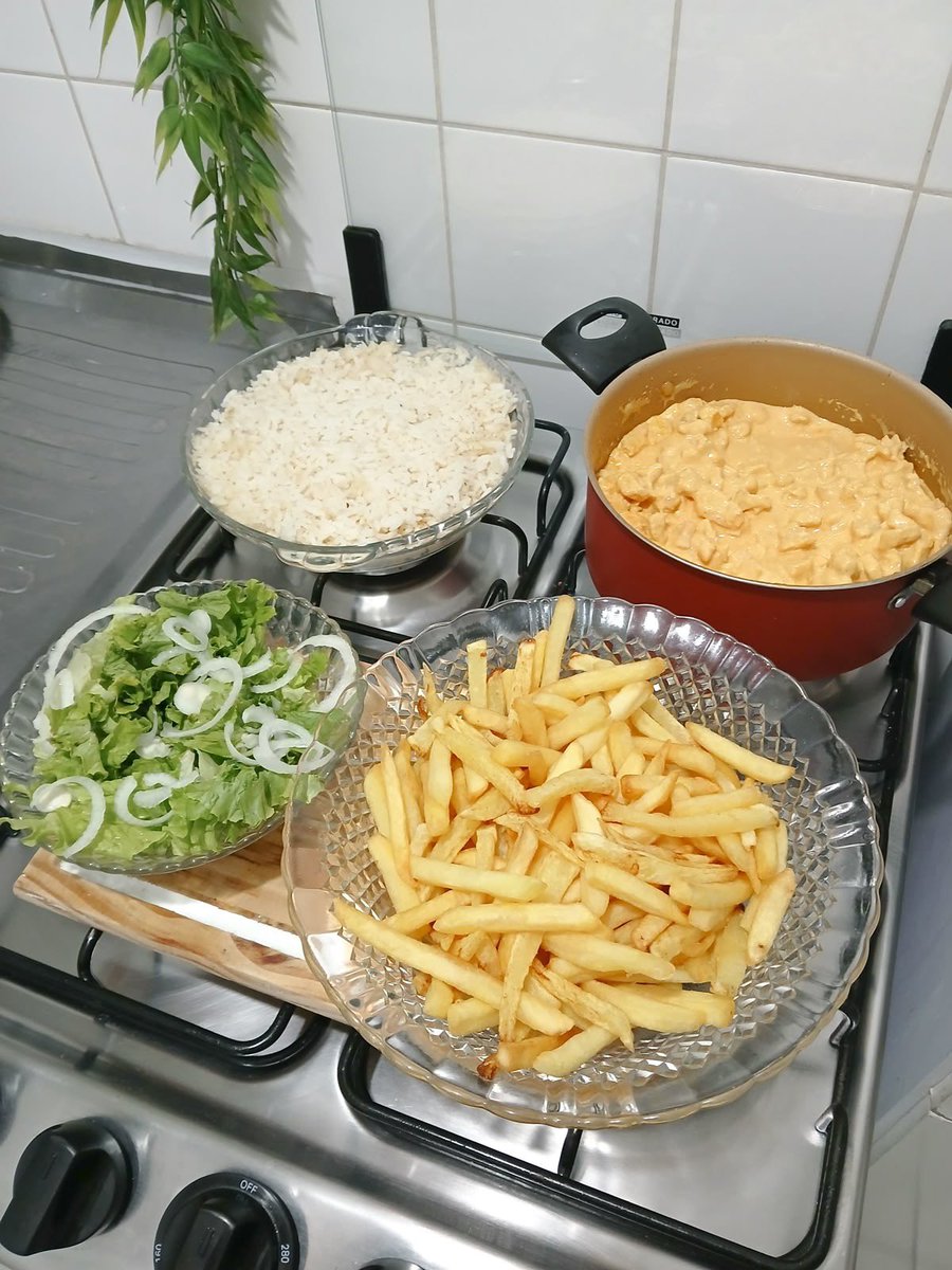 sigoapaixonei's tweet photo. A pessoa te chamou para almoçar e te serve esse prato. O que faria? https://t.co/6c0yq3nNng