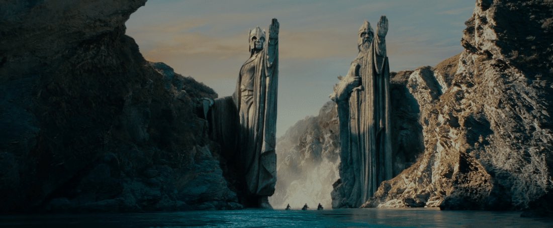 LostInFilm's tweet photo. Watching 'The Fellowship of the Ring' in theaters back in 2001 was an incredible experience. Peter Jackson adapted Tolkien with a respect few directors could ever match. Howard Shore’s music and Andrew Lesnie’s cinematography elevate the film into something unforgettable. https://t.co/7Cqc40qNi1