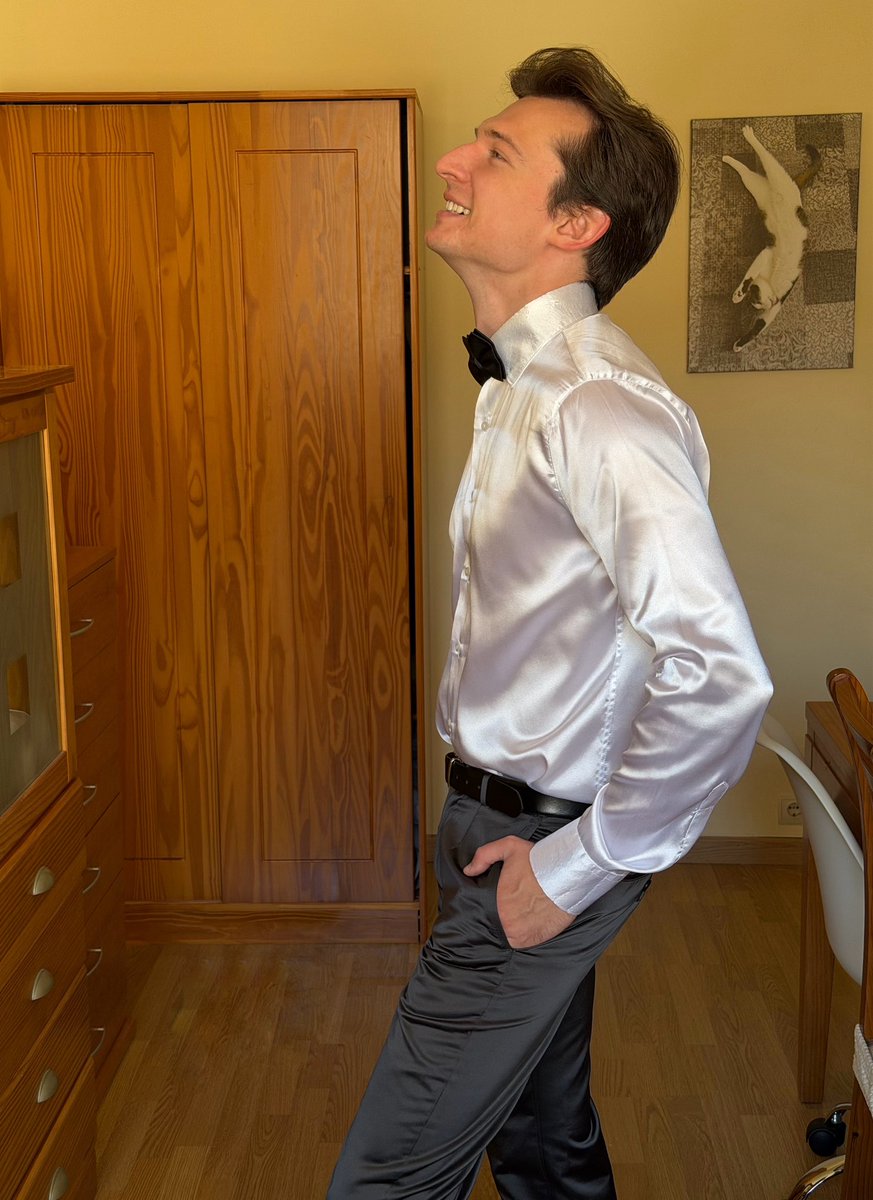 Neminglovsky's tweet photo. Do you like this white shiny shirt with black bow-tie? #shinysuit #satinshirt #shinyoutfit https://t.co/BcnCoafWqc