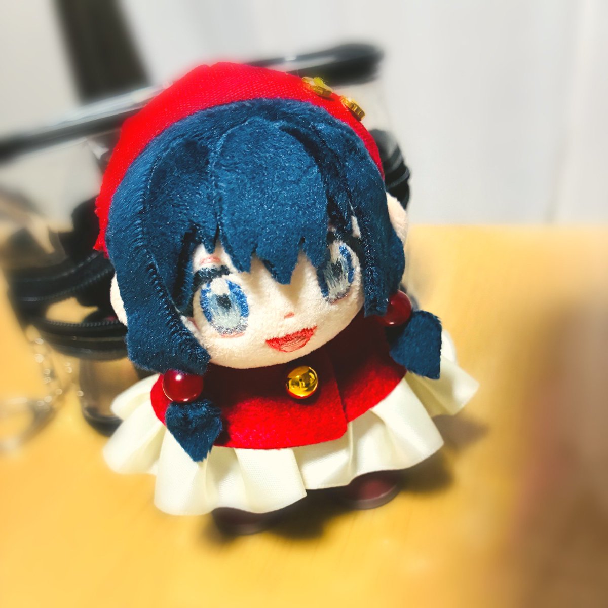 takanashiringo7's tweet photo. 家にある子の工作用フェルトでキャラのもとのお洋服に近づけてみたのだけどどうかな〜？

フリルは100均、胸のボタンみたいなのも100均のラインシール。 https://t.co/LdDxjkX2vU
