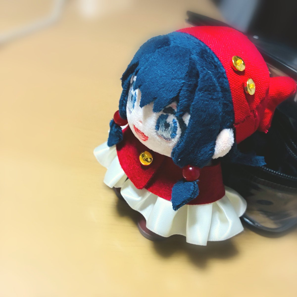 takanashiringo7's tweet photo. 家にある子の工作用フェルトでキャラのもとのお洋服に近づけてみたのだけどどうかな〜？

フリルは100均、胸のボタンみたいなのも100均のラインシール。 https://t.co/LdDxjkX2vU