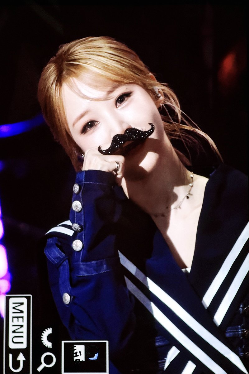 EveryMoment1222's tweet photo. 260609 더시즌즈

오늘 공주 너무 조아💕

#마마무 #문별 #MAMAMOO #MOONBYUL https://t.co/h15wVJGi7C