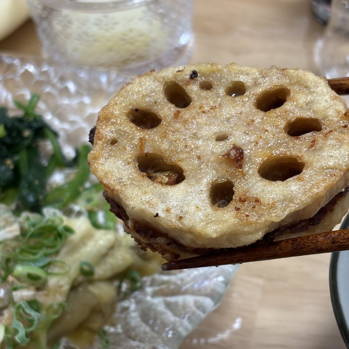 Inasaka_abc's tweet photo. GWは帰省しなかったので、このタイミングで帰省〜

大好物の蓮根のはさみ揚げをまみーが作ってくれた〜＼(^o^)／

親父は69歳なんですが

「生涯現役だ」と奮闘しており

毎朝4:30からランニング

そして海外を相手に仕事しています🌏 https://t.co/QDyh0CBVYC