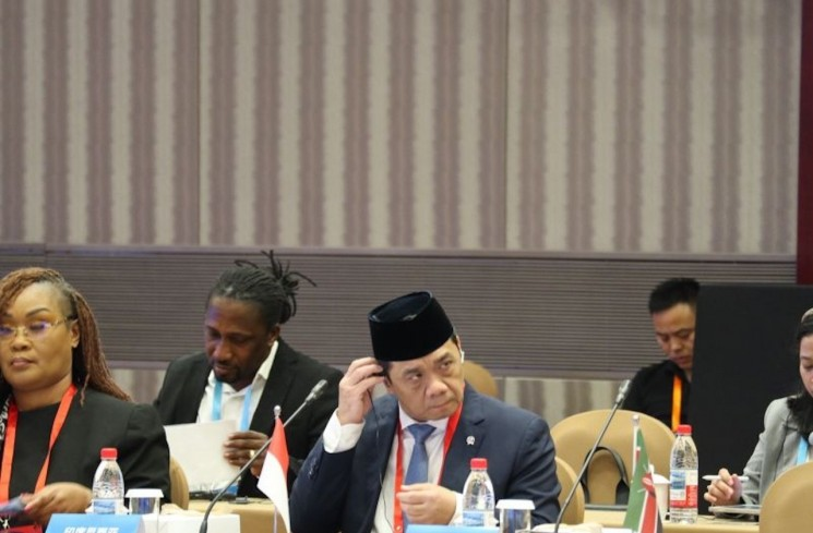 dimarsasongko98's tweet photo. Oktober 2024. Baru dilantik jadi Wamendes, Riza Patria berjanji di depan publik:

"Jangan ada kasus korupsi di perdesaan."

Mei 2026. Dana Desa dipotong 58 persen. Kepala desa protes. Riza Patria merespons dari Beijing:

"Banyak yang masih nyinyir, itu bagian dari demokrasi kita."

Ini bukan opini. 

Ini angkanya:
Pagu Dana Desa 2026 adalah Rp60,57 triliun. 
PMK No. 7/2026 yang berlaku 12 Februari 2026 mewajibkan Rp34,57 triliun , 58 persen , dialihkan paksa untuk mendanai Koperasi Desa Merah Putih. 

Sisa untuk desa: Rp25 triliun. 
Rata-rata per desa yang tadinya Rp1 miliar, kini menjadi Rp200–300 juta.

Yang bikin ini lebih pahit: 
Dana Desa bukan dana sektoral biasa. 
UU No. 6/2014 tentang Desa menjamin bahwa dana itu direncanakan oleh desa, untuk kebutuhan desa , air bersih, jalan rusak, posyandu, sanitasi. Bukan untuk program nasional yang dirancang dari Jakarta, dieksekusi dari Jakarta, dan dikontrol dari Jakarta.

"Tapi koperasinya juga untuk desa" .mungkin itu yang akan dijawab. 

Tapi coba tanyakan ke kepala desa mana koperasi itu dibangun di atas lapangan bola mereka, tanpa musyawarah, tanpa persetujuan mereka.

Wamendes harusnya jadi suara desa di kabinet. Bukan juru bicara kabinet di hadapan desa.

Ketika kepala desa yang kehilangan Rp700 juta anggaran desanya disebut "nyinyir" oleh orang yang seharusnya melindungi mereka ,dari Beijing , pertanyaannya cukup satu:

Kamu Wakil Menteri Desa. Desa mana yang kamu wakili?