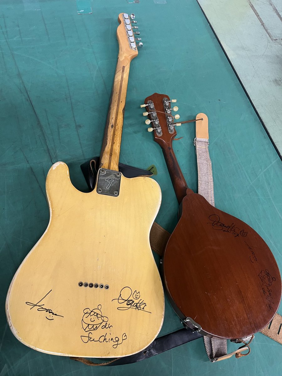 Fatboy74Fatboy's tweet photo. 女将関連のステッカーと言えばフルアコにもたをやめステッカー＆いつありステッカー貼ってある
メインのギター＆マンドリンには女将、ふーちん、秦コータローさんのサイン入り！
更にマンドリンはバージョンアップして下田卓さん、丸山朝光さんのサインも加わりました https://t.co/pG9foS5cZy