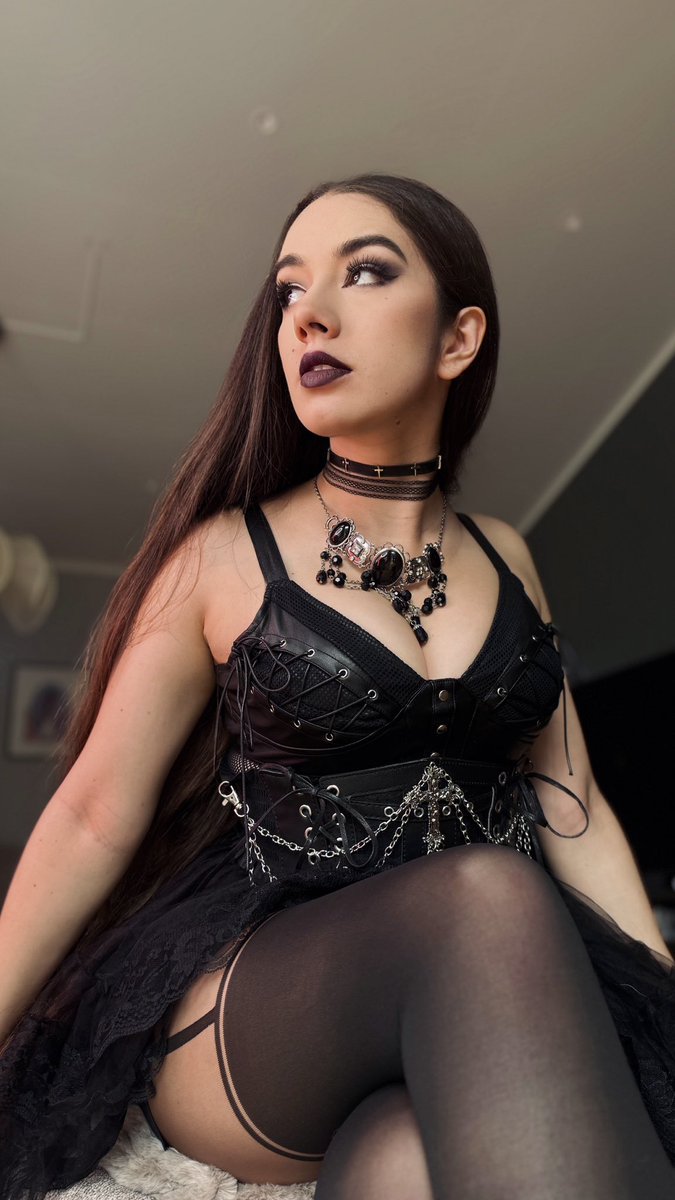 MissMikkaa's tweet photo. I have not found a single goth girl in Gothic 1 so I decided to become one https://t.co/IpNdUnpyqy