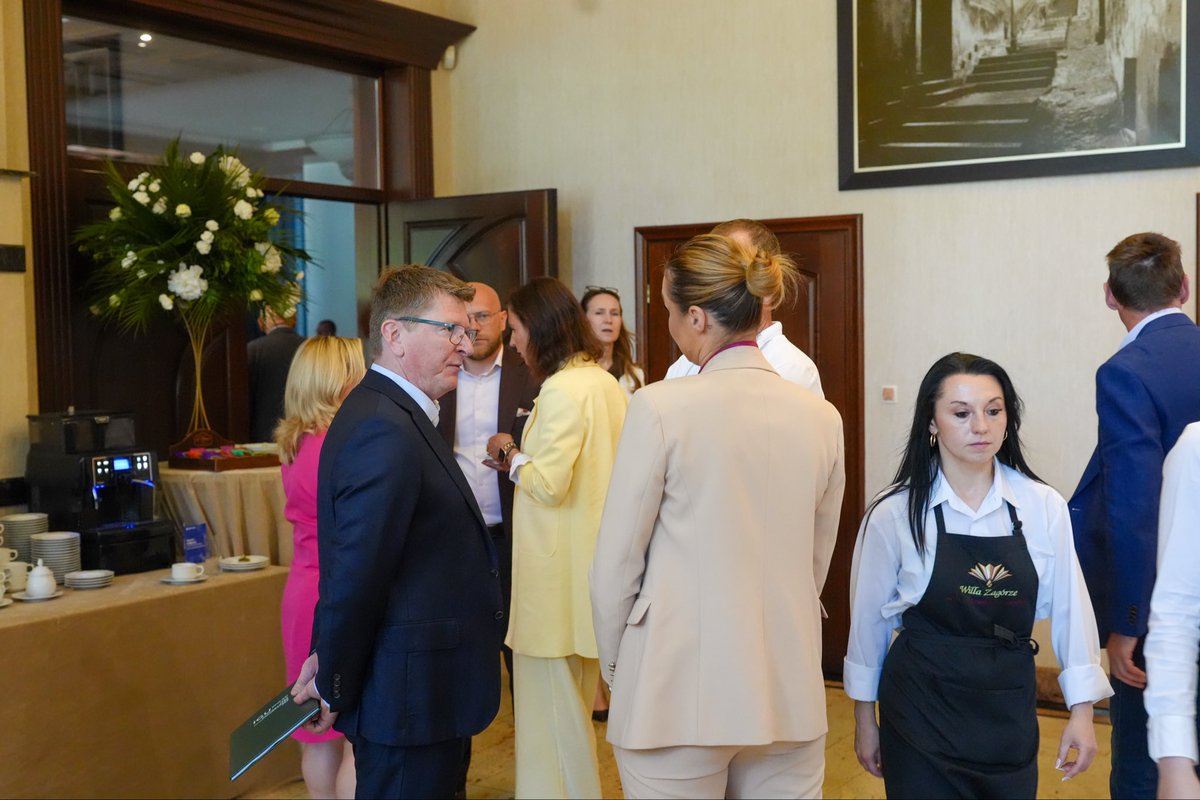 IGUOZE's tweet photo. Dziś w Halinowie podczas konferencji „Polska, Następny Krok. Energia dla Gmin” rozmawialiśmy o tym, dlaczego local content powinien stać się jednym z fundamentów polskiej transformacji energetycznej.

Środki publiczne przeznaczane na energetykę powinny wspierać rozwój polskich producentów, krajowych technologii i miejsc pracy. To nie tylko kwestia gospodarki, ale również bezpieczeństwa energetycznego państwa.

Silny local content oznacza, że wartość tworzona przez transformację pozostaje w Polsce – wzmacniając nasze firmy, samorządy i lokalne społeczności 🇵🇱.