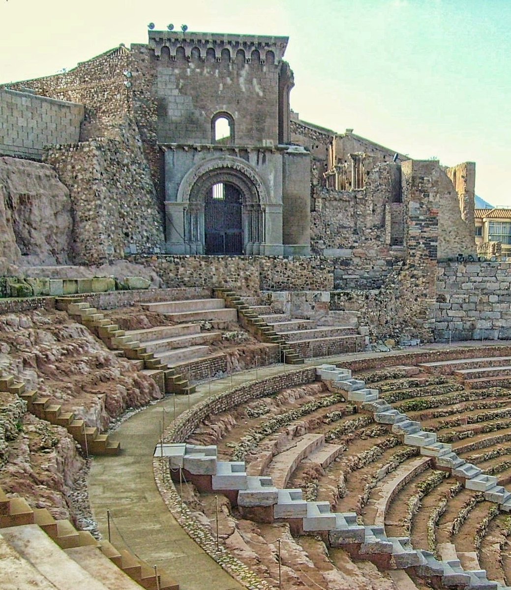RomanicoEspana's tweet photo. También hoy celebra su Día la Región de Murcia que, aunque no tiene románico, sí me consta que es tierra de grandes aficionados, así que aprovecho para felicitarles con esta imagen de la fachada neorrománica de la maltrecha Catedral Vieja de Cartagena https://t.co/HCH4yl8ucC