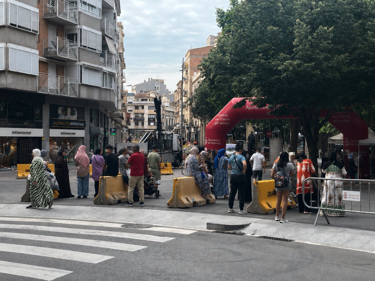 ManresaAC's tweet photo. Mentre els d'aquí hem de treballar i no ens donen ni ajudes per beques menjador, ni ens podem permetre gaudir de temps per anar a veure les festes de l'escola dels nostres fills, altres, casualment els que més van de vulnerables, es poden permetre perdre un matí car, doncs no sembla que tinguin pressa per anar a treballar....

AC és l'única opció
#salvemmanresa #salvemcatalunya