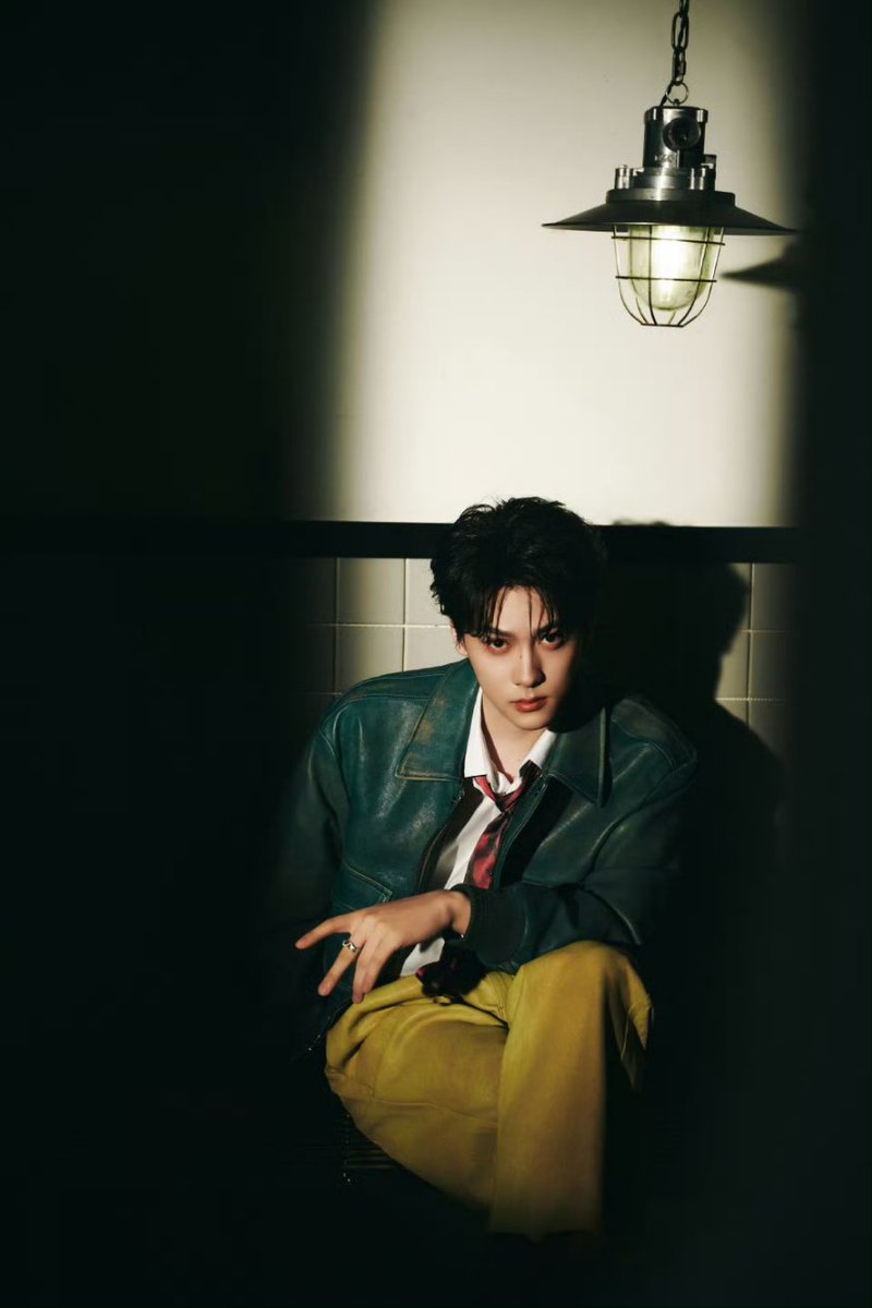 TIANXUNING_PERU's tweet photo. ⚡️090626 ACTUALIZACIÓN DE TIAN XUNING STUDIO EN WEIBO 

​📸 #今田天气晴# La luz de las lámparas es jaspeada, proyectando un suave resplandor en la oscuridad. Las sombras pasan flotando, creando una atmósfera retro y serena. @田栩宁_

OPEN THE DOOR IS XUNING
#XuningxDesmanLive https://t.co/QHXhoznHeu