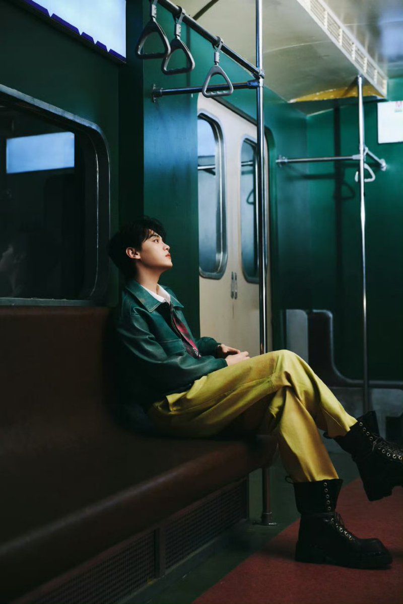 TIANXUNING_PERU's tweet photo. ⚡️090626 ACTUALIZACIÓN DE TIAN XUNING STUDIO EN WEIBO 

​📸 #今田天气晴# La luz de las lámparas es jaspeada, proyectando un suave resplandor en la oscuridad. Las sombras pasan flotando, creando una atmósfera retro y serena. @田栩宁_

OPEN THE DOOR IS XUNING
#XuningxDesmanLive https://t.co/QHXhoznHeu